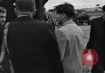 Standbild Französische Fallschirmjäger Ankommen am Flughafen Orly Flugplatz Paris Frankreich, 1952, aus Sekunde 61 historischem Filmmaterial Videoclip 65675071121