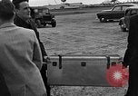 Standbild Französische Fallschirmjäger Ankommen am Flughafen Orly Flugplatz Paris Frankreich, 1952, aus Sekunde 62 historischem Filmmaterial Videoclip 65675071121