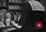 Immagine di Libri da Lord Vansittart Regno Unito, 1944, secondo 37 filmato di repertorio 65675071124