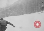 Standbild ski Racer United States USA, 1945, aus Sekunde 28 historischem Filmmaterial Videoclip 65675071150