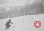 Standbild ski Racer United States USA, 1945, aus Sekunde 29 historischem Filmmaterial Videoclip 65675071150