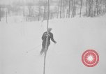 Standbild ski Racer United States USA, 1945, aus Sekunde 47 historischem Filmmaterial Videoclip 65675071150