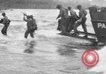 Standbild amphibische Landung Palau Inseln, 1944, aus Sekunde 1 historischem Filmmaterial Videoclip 65675071180