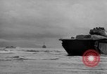 Standbild amphibische Landung Palau Inseln, 1944, aus Sekunde 26 historischem Filmmaterial Videoclip 65675071180