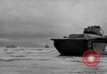 Standbild amphibische Landung Palau Inseln, 1944, aus Sekunde 27 historischem Filmmaterial Videoclip 65675071180