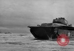 Standbild amphibische Landung Palau Inseln, 1944, aus Sekunde 28 historischem Filmmaterial Videoclip 65675071180