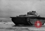 Standbild amphibische Landung Palau Inseln, 1944, aus Sekunde 30 historischem Filmmaterial Videoclip 65675071180