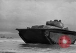 Standbild amphibische Landung Palau Inseln, 1944, aus Sekunde 31 historischem Filmmaterial Videoclip 65675071180
