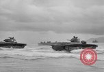 Standbild amphibische Landung Palau Inseln, 1944, aus Sekunde 42 historischem Filmmaterial Videoclip 65675071180