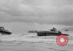 Standbild amphibische Landung Palau Inseln, 1944, aus Sekunde 43 historischem Filmmaterial Videoclip 65675071180