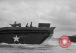 Standbild amphibische Landung Palau Inseln, 1944, aus Sekunde 45 historischem Filmmaterial Videoclip 65675071180