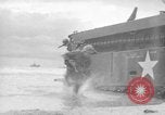 Standbild amphibische Landung Palau Inseln, 1944, aus Sekunde 47 historischem Filmmaterial Videoclip 65675071180