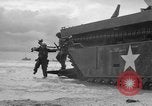 Standbild amphibische Landung Palau Inseln, 1944, aus Sekunde 48 historischem Filmmaterial Videoclip 65675071180