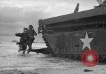 Standbild amphibische Landung Palau Inseln, 1944, aus Sekunde 49 historischem Filmmaterial Videoclip 65675071180