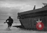 Standbild amphibische Landung Palau Inseln, 1944, aus Sekunde 52 historischem Filmmaterial Videoclip 65675071180