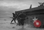 Standbild amphibische Landung Palau Inseln, 1944, aus Sekunde 53 historischem Filmmaterial Videoclip 65675071180