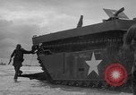 Standbild amphibische Landung Palau Inseln, 1944, aus Sekunde 54 historischem Filmmaterial Videoclip 65675071180