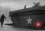 Standbild amphibische Landung Palau Inseln, 1944, aus Sekunde 55 historischem Filmmaterial Videoclip 65675071180
