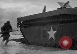 Standbild amphibische Landung Palau Inseln, 1944, aus Sekunde 56 historischem Filmmaterial Videoclip 65675071180