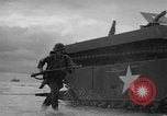 Standbild amphibische Landung Palau Inseln, 1944, aus Sekunde 57 historischem Filmmaterial Videoclip 65675071180