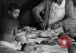 Standbild Afroamerikanische Bauern essen zu Abend United States USA, 1931, aus Sekunde 59 historischem Filmmaterial Videoclip 65675071226