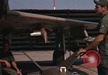 Immagine di Contrassegnare 84 bombe Laser-Guided Della Thailandia, 1969, secondo 29 filmato di repertorio 65675071237