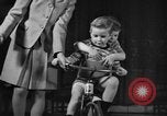 Immagine di Sfilata di moda New York United States USA, 1944, secondo 26 filmato di repertorio 65675071248