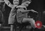 Immagine di Sfilata di moda New York United States USA, 1944, secondo 28 filmato di repertorio 65675071248