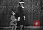 Immagine di Sfilata di moda New York United States USA, 1944, secondo 31 filmato di repertorio 65675071248