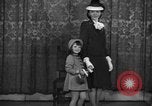 Immagine di Sfilata di moda New York United States USA, 1944, secondo 32 filmato di repertorio 65675071248