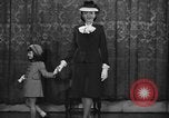 Immagine di Sfilata di moda New York United States USA, 1944, secondo 35 filmato di repertorio 65675071248