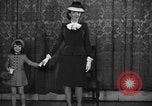 Immagine di Sfilata di moda New York United States USA, 1944, secondo 36 filmato di repertorio 65675071248