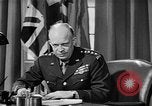 Standbild Dwight D Eisenhower Vereinigtes Königreich, 1944, aus Sekunde 33 historischem Filmmaterial Videoclip 65675071260