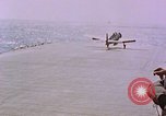Standbild F6Fs und Douglas SBD Dauntless auf Flight Deck der USS Lexington Pazifik, 1944, aus Sekunde 15 historischem Filmmaterial Videoclip 65675071278