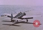Standbild F6Fs und Douglas SBD Dauntless auf Flight Deck der USS Lexington Pazifik, 1944, aus Sekunde 22 historischem Filmmaterial Videoclip 65675071278