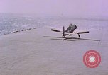 Standbild F6Fs und Douglas SBD Dauntless auf Flight Deck der USS Lexington Pazifik, 1944, aus Sekunde 24 historischem Filmmaterial Videoclip 65675071278