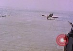 Standbild F6Fs und Douglas SBD Dauntless auf Flight Deck der USS Lexington Pazifik, 1944, aus Sekunde 26 historischem Filmmaterial Videoclip 65675071278