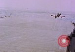 Standbild F6Fs und Douglas SBD Dauntless auf Flight Deck der USS Lexington Pazifik, 1944, aus Sekunde 27 historischem Filmmaterial Videoclip 65675071278