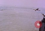 Standbild F6Fs und Douglas SBD Dauntless auf Flight Deck der USS Lexington Pazifik, 1944, aus Sekunde 28 historischem Filmmaterial Videoclip 65675071278
