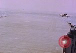 Standbild F6Fs und Douglas SBD Dauntless auf Flight Deck der USS Lexington Pazifik, 1944, aus Sekunde 29 historischem Filmmaterial Videoclip 65675071278