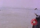 Standbild F6Fs und Douglas SBD Dauntless auf Flight Deck der USS Lexington Pazifik, 1944, aus Sekunde 30 historischem Filmmaterial Videoclip 65675071278