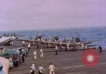 Standbild F6Fs und Douglas SBD Dauntless auf Flight Deck der USS Lexington Pazifik, 1944, aus Sekunde 33 historischem Filmmaterial Videoclip 65675071278
