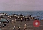 Standbild F6Fs und Douglas SBD Dauntless auf Flight Deck der USS Lexington Pazifik, 1944, aus Sekunde 35 historischem Filmmaterial Videoclip 65675071278