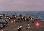 Standbild F6Fs und Douglas SBD Dauntless auf Flight Deck der USS Lexington Pazifik, 1944, aus Sekunde 37 historischem Filmmaterial Videoclip 65675071278