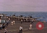 Standbild F6Fs und Douglas SBD Dauntless auf Flight Deck der USS Lexington Pazifik, 1944, aus Sekunde 38 historischem Filmmaterial Videoclip 65675071278
