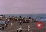 Standbild F6Fs und Douglas SBD Dauntless auf Flight Deck der USS Lexington Pazifik, 1944, aus Sekunde 42 historischem Filmmaterial Videoclip 65675071278