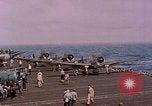 Standbild F6Fs und Douglas SBD Dauntless auf Flight Deck der USS Lexington Pazifik, 1944, aus Sekunde 43 historischem Filmmaterial Videoclip 65675071278