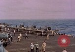 Standbild F6Fs und Douglas SBD Dauntless auf Flight Deck der USS Lexington Pazifik, 1944, aus Sekunde 44 historischem Filmmaterial Videoclip 65675071278