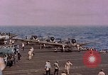 Standbild F6Fs und Douglas SBD Dauntless auf Flight Deck der USS Lexington Pazifik, 1944, aus Sekunde 45 historischem Filmmaterial Videoclip 65675071278