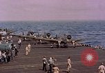 Standbild F6Fs und Douglas SBD Dauntless auf Flight Deck der USS Lexington Pazifik, 1944, aus Sekunde 47 historischem Filmmaterial Videoclip 65675071278
